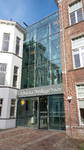 909581 Gezicht op de ingang op de binnenplaats van het Johanna Hudiggebouw van de Universiteit Utrecht (Achter St. ...